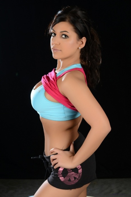 Athletic babe Briana Lee bares her great ass and tits after pumping iron 44689624